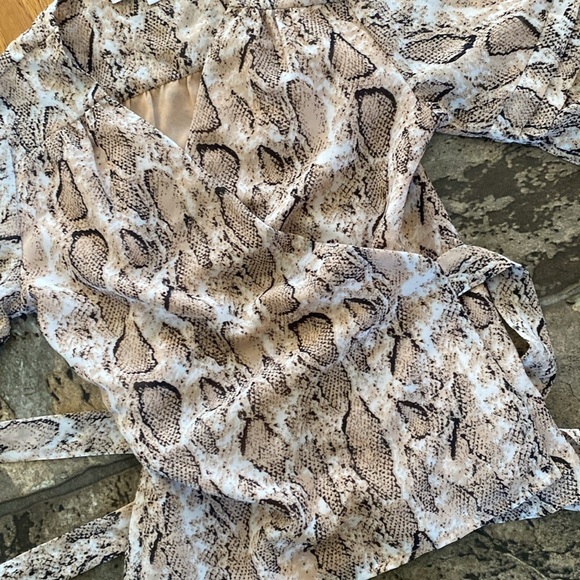 Walter Baker Snake Print Wrap Blouse Size Medium - Picture 4 of 11